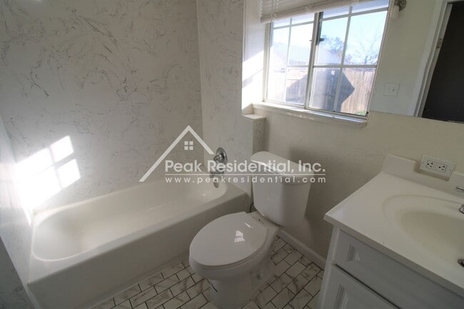 Building Photo - 1042 Las Palmas Ave