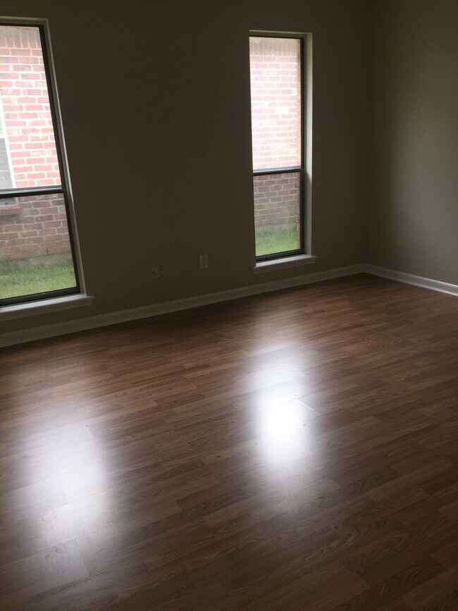 Building Photo - CUTE 3 BEDROOM 2 BATH! WITH A LARGE BACK YARD!