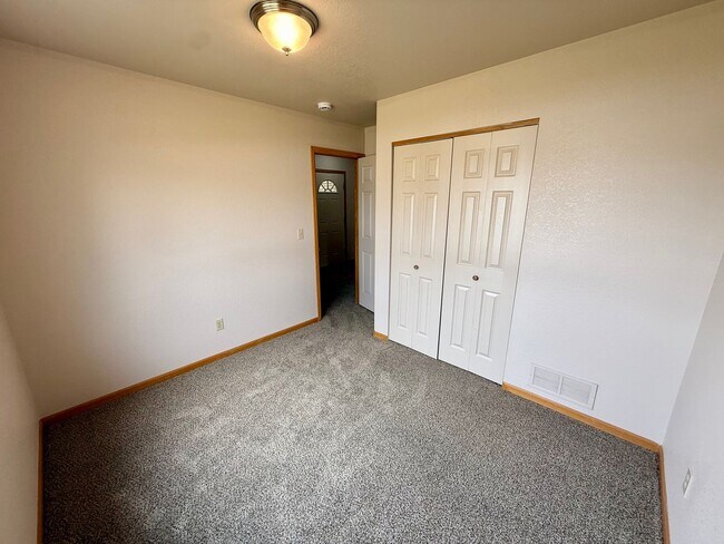 Building Photo - Ranch Style Home Located on Dead-End Street, Easy Access to I-25