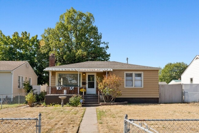 Building Photo - The Garland Bleu 3 bedroom home (Furnished)