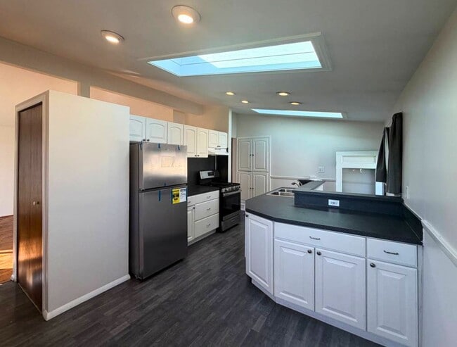 Building Photo - Updated Ranch with New Appliances
