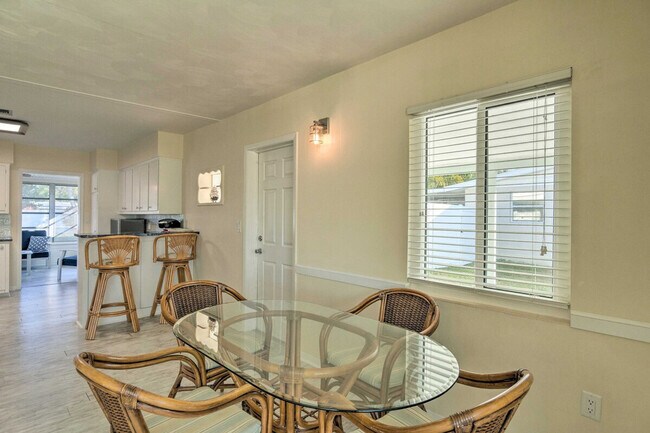 Building Photo - 1017 Pineland Ave