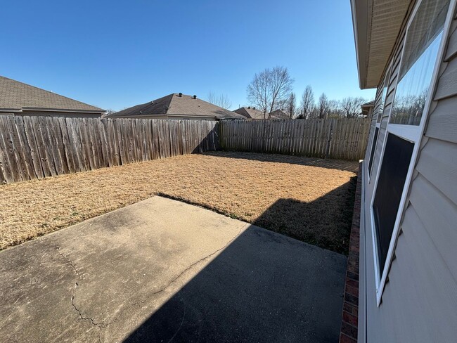 Building Photo - Nice 3 bedroom 2 bathroom Home! 2 Car Gara...