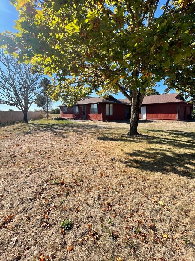 Building Photo - 770 W Airway Rd
