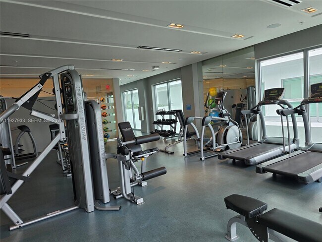 Building Photo - 1600 SW 1st Ave