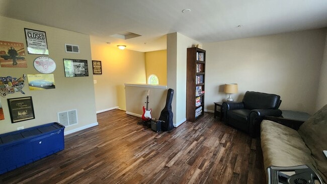 Building Photo - 4 Level End-Unit TH with Garage!
