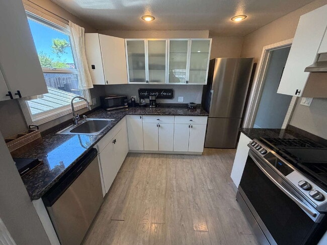 Building Photo - "Charming 3-Bedroom Oasis with Granite Elegance & Hardwood Warmth in Concord!"
