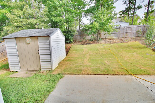 Building Photo - 3 Bedroom/2.5 Bath Home with Fenced-in Back Yard! Pet Friendly