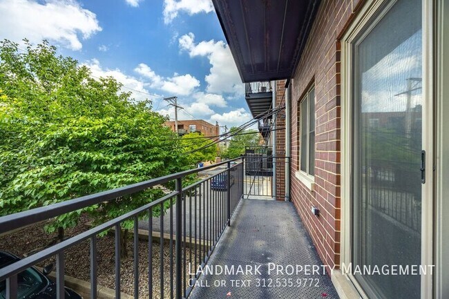 Building Photo - 2622 W Diversey Ave