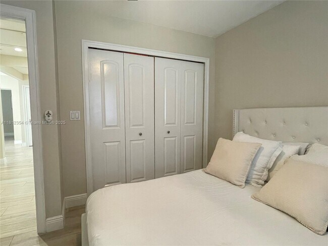 Building Photo - 557 De Leon Dr