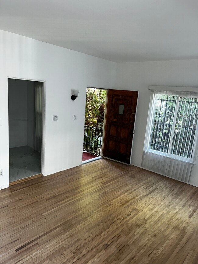 Quiet and comfortable - 8327 Blackburn Ave