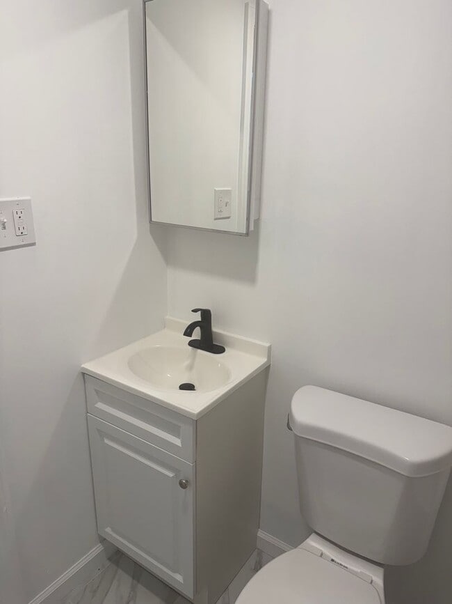 Building Photo - Recently Renovated 3 Bedroom in Atlantic C...