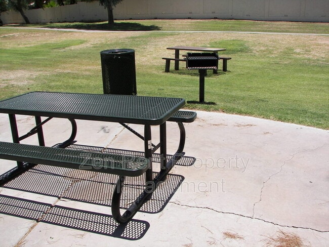 Building Photo - 1471 E Park Ave