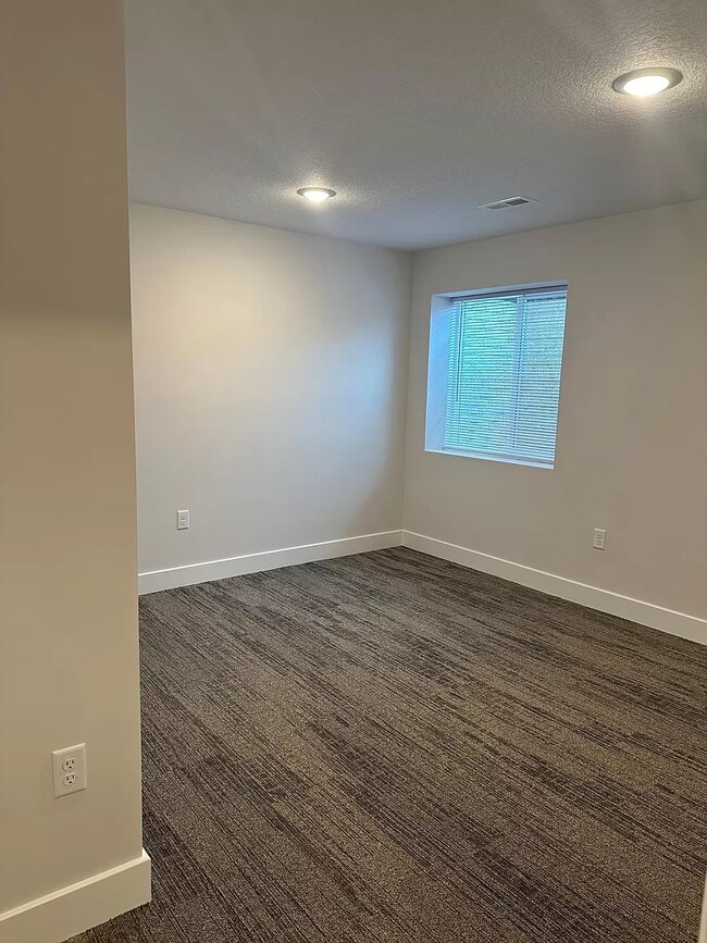 Building Photo - 15666 E 21st St N