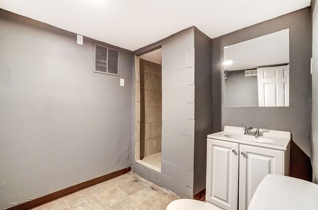 Building Photo - Spacious Three Bedroom in Dayton!