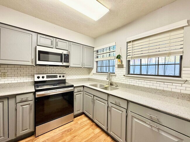 Building Photo - 101 W Del Mar Blvd