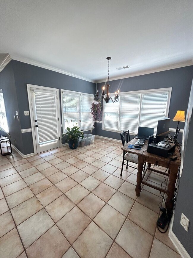 Building Photo - Beautiful Collierville home tucked away in...
