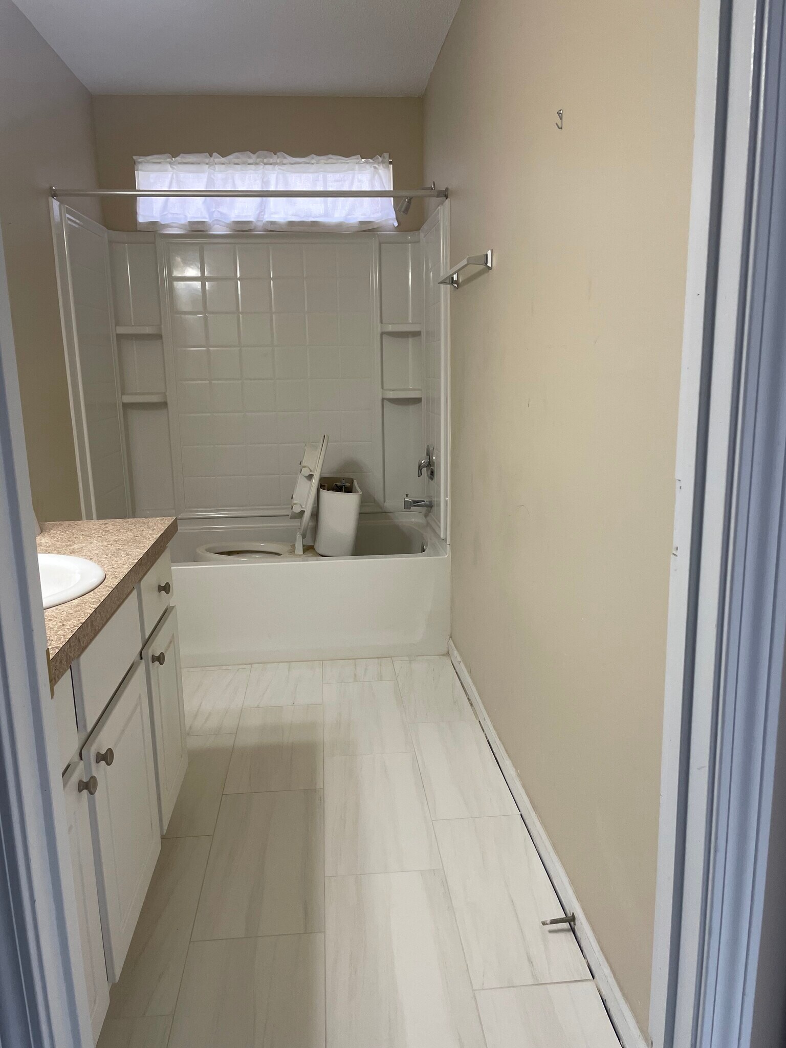 Hall bath with all new flooring - 145 White Dogwood Ln
