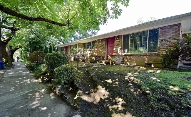 Building Photo - Charming and attractive 2 bed/1 bath in Irvington Neighborhood!