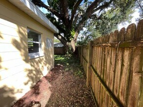 Building Photo - 2 Bedroom, 1 Bathroom Renovated Half Duple...