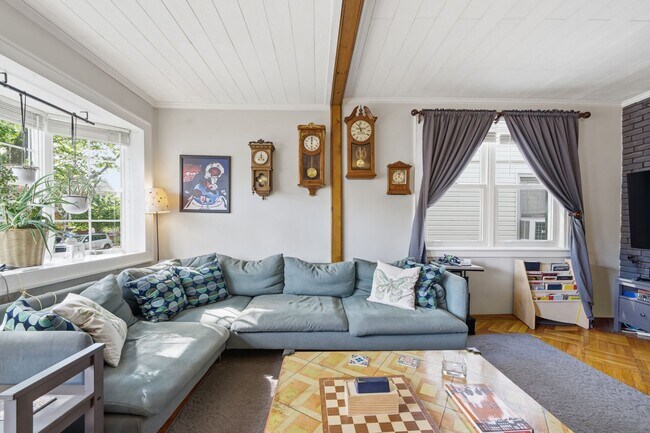 Building Photo - Fully Furnished Family Home in Glendale, NY