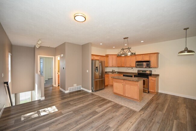 Building Photo - Stunning Row End Townhome In Excellent Loc...