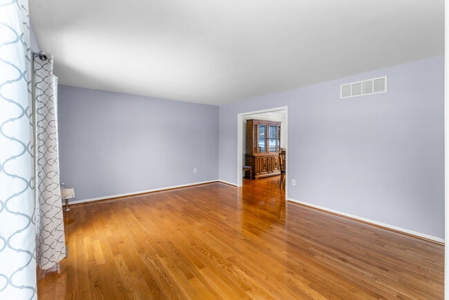 Building Photo - "Charming 4-Bedroom Retreat with Sun Room Scenic Views