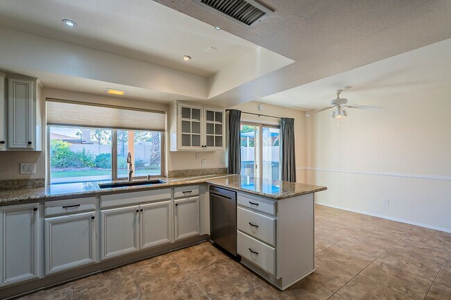 Building Photo - Three Bedrooms & POOL in 85254!
