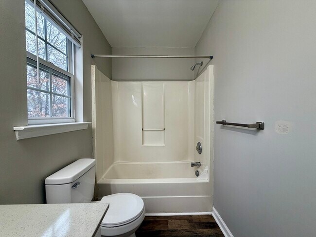 Building Photo - 3746 Glenwood Dr