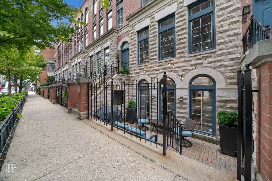 Building Photo - 355 W Superior St