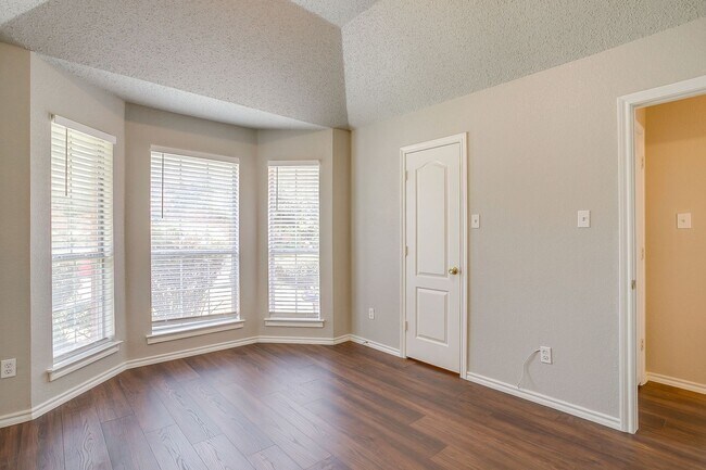 Building Photo - Freshly Remodeled 3 Bedroom, 2 Bath Home Awaiting New Tenants- FWISD- 76133