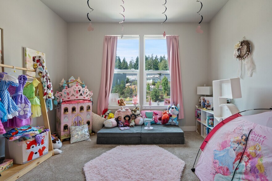 Bedroom 3 (Center View) - 1182 NE Sockeye Ct