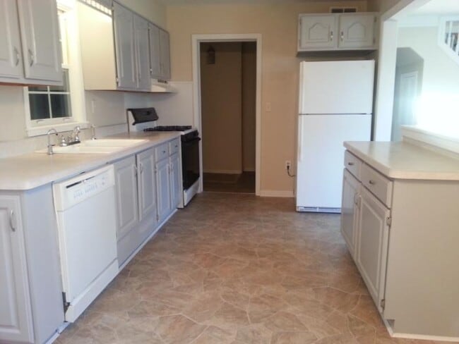 Building Photo - 2302 Chesning Ave