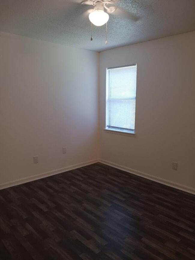 Building Photo - Huge 3 bed unit in North Charleston!