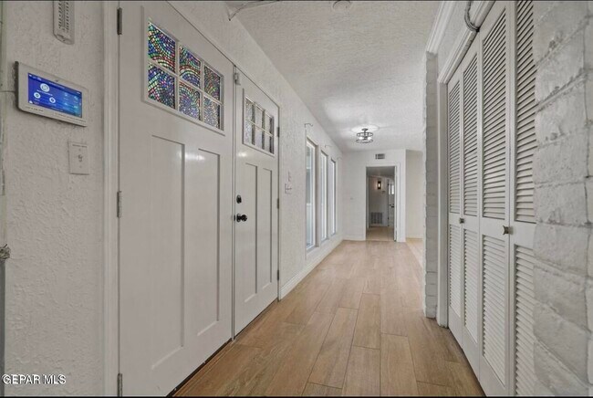 Building Photo - 5233 White Oak Dr
