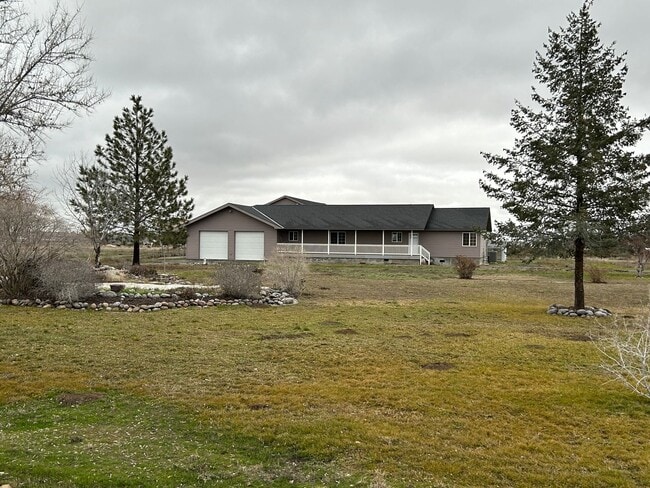 Building Photo - Spacious 3 BR 2 BA 2 Car garage on acreage