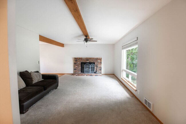 Building Photo - Spacious 3-Bed Home in Hayden Lake with La...