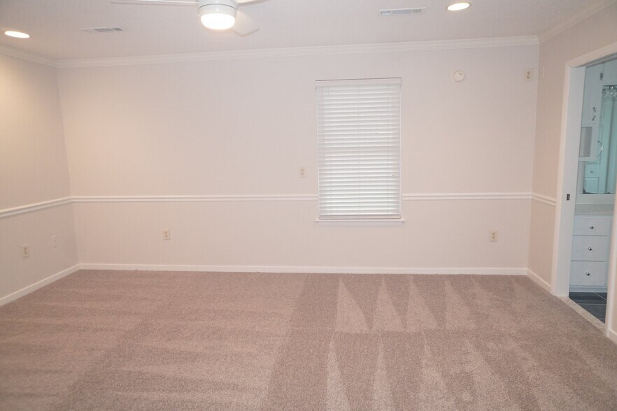 Building Photo - 1133 Oakcrest Dr