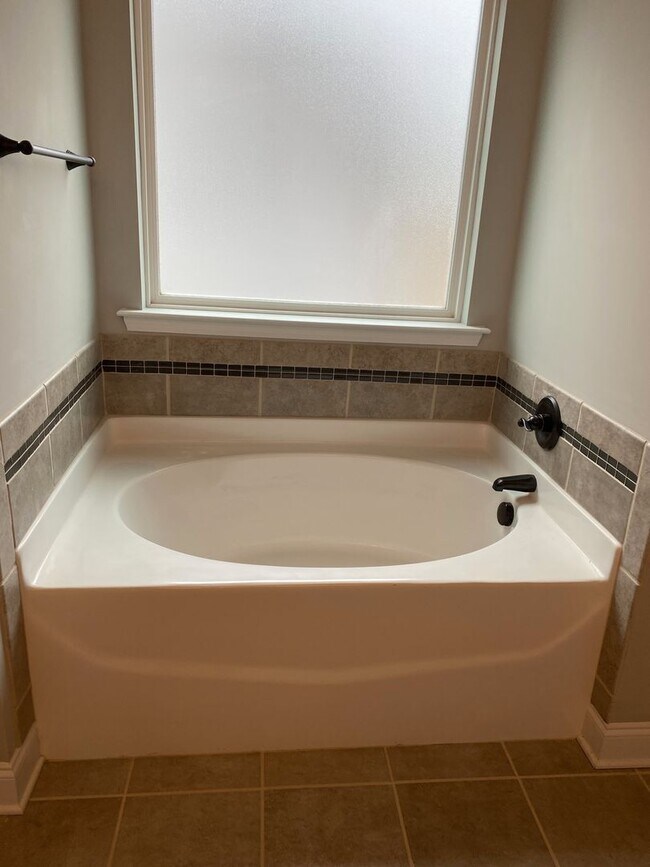 Building Photo - Spacious 5-Bedroom Home with Open Foyer - Move-In Ready! **Close to Fort Gordon, Hospitals, and I...