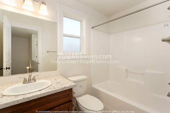 Building Photo - Trendy Updated SE Portland Bungalow with Balcony!