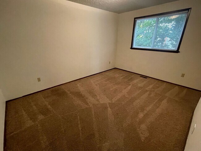Building Photo - 2 Bedroom, 1 Bathroom Duplex in Blaine