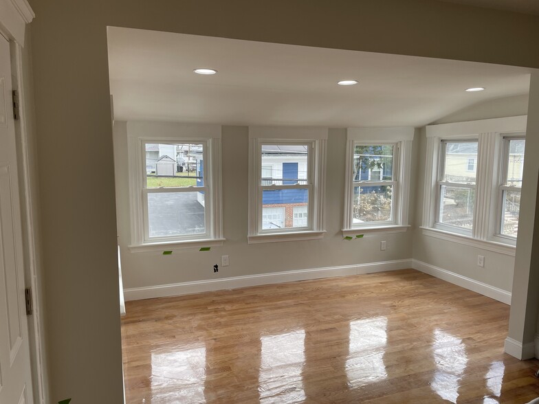 Family room with plenty of light - 62 Plymouth St