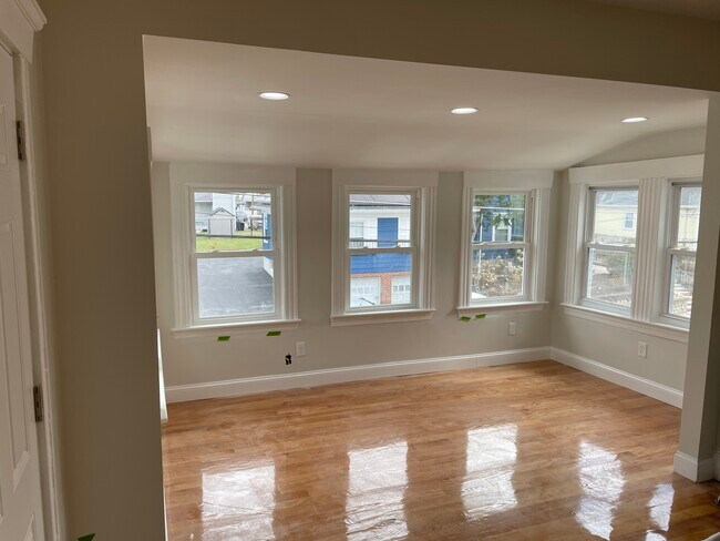 Family room with plenty of light - 62 Plymouth St