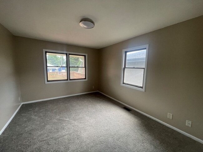 Building Photo - Home in Omaha for rent!
