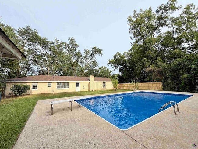 Building Photo - 533 Lake Joy Rd