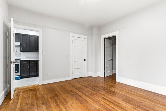 Building Photo - Freshly Renovated 1 Bed, 1 Bath Oakland Home with In-Unit Laundry