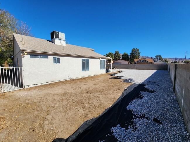 Building Photo - Beautiful  3 bedroom,2 bath,2 car garage h...