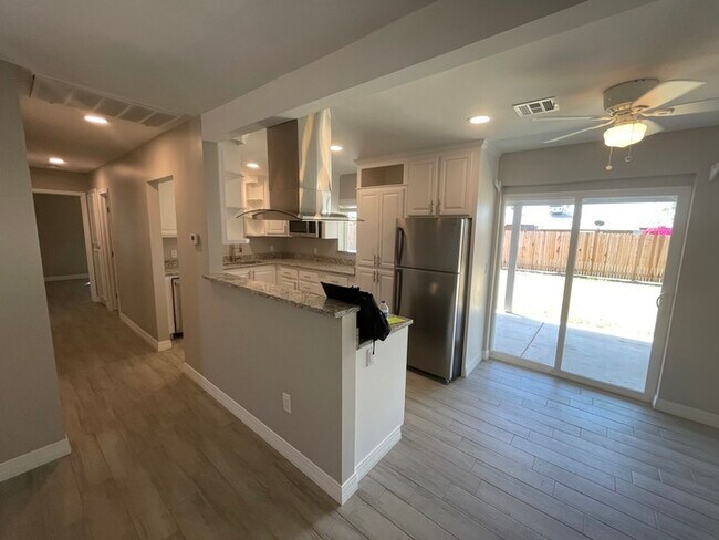 Building Photo - Fully Remodeled Tempe