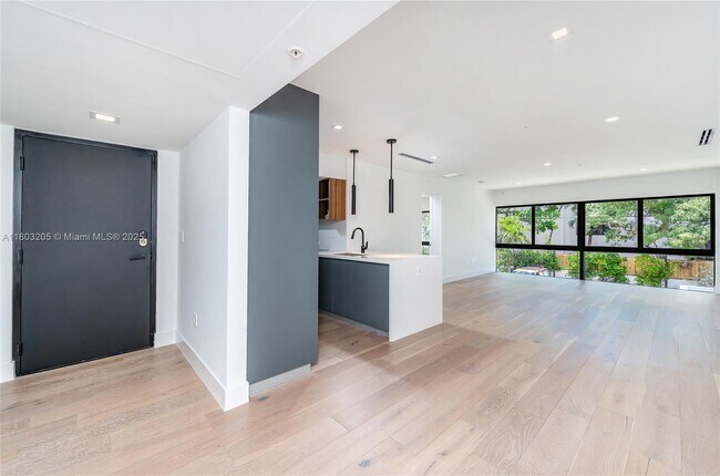 Building Photo - 204 Sunrise Dr
