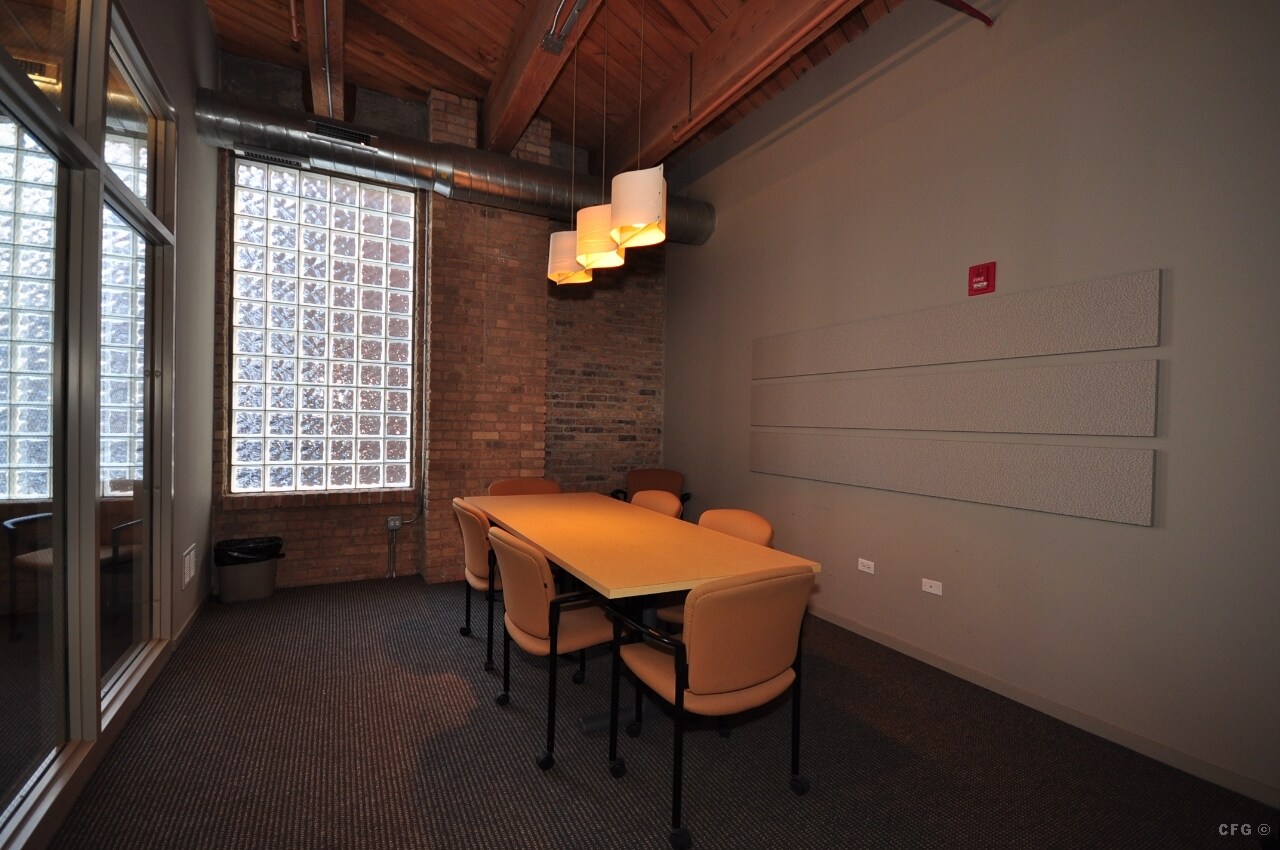 Building Photo - 1040 W Adams St